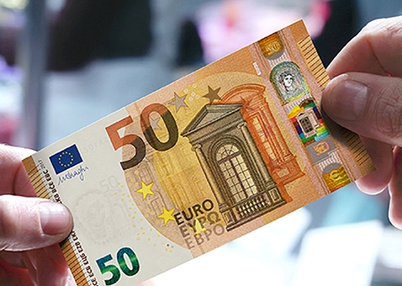Die neue 50-Euro-Note ist mit mehr Sicherheitsmerkmalen ausgestattet.