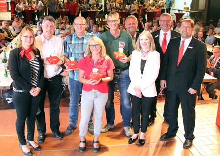 Geschäftsstellenleiterin Kathrin Hüsch, Dr. Robert Moog vom Geschichtsverein, Thomas Janßen vom Kirchenchor, Michaela van Bebber von der Frauengemeinschaft, Schützenbruder Georg Bremenkamp, Bürgermeister Thomas Ahls, Verwaltungsratsvorsitzende Claudia van Dyck, Sparkassenvorstand Bernd Zibell und Geschäftsstellenleiter Volker Oppers (v.l.n.r.) freuten sich über viele tolle Gäste, gute Geschichten und Extra-Spenden beim Ehrenamtsforum in der Sekundarschule Alpen.