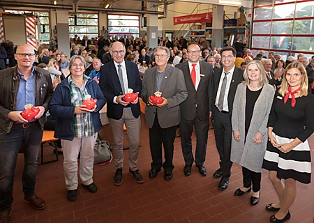 Gewannen beim Ehrenamtsforum der Sparkasse Extraspenden von 250 Euro: Kevin Deckers (ASV Berka), Annette Schäfer (evangelischer Kindergarten Budberg), Dr. Peter Houcken (SV Budberg) und Pfarrer Walter Schöngen (evangelische Kirchengemeinde Orsoy). Sparkassenvorstand Frank-Rainer Laake, Bürgermeister Frank Tatzel, Verwaltungsratsvorsitzende Claudia van Dyck und Glücksfee Janine Maas gratulierten herzlich.