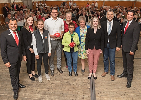 Gruppenfoto mit den Gewinnern der Extraspenden beim Ehrenamtsforum der Sparkasse am Niederrhein. 