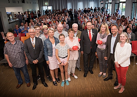 Sechs von mehr als 100 eingeladenen Vereinen  berichteten beim Ehrenamtsforum der Sparkasse im Gespräch mit Vorstand Frank-Rainer Laake (4.v.r.) von ihrer Arbeit. Bürgermeister Thomas Görtz sagte, „Sie sind das Kostbarste, das wir haben“. Und Claudia van Dyck, die Verwaltungsratsvorsitzende der Sparkasse (ganz rechts), bescheinigte den Gästen: „Sie münzen unsere Spenden in Lebensqualität um.“  