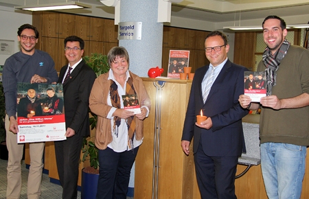 Manuel Kutz, Bürgermeister Frank Tatzel, Brunhild Demmer, Sparkassenvorstand Frank-Rainer Laake und Andre Stockmanns stellten die Aktion „Eine Million Sterne“ vor. In allen sechs Rheinberger Geschäftsstellen der Sparkasse am Niederrhein können symbolisch Kerzen gekauft werden. Jeder Spenden-Euro kommt an.