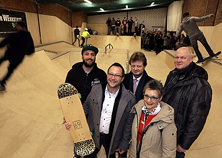 Durften fürs Foto kurz in die Skateranlage (v.l.n.r.): Skater-Experte Michael Jung, Bürgermeister Thomas Görtz, Birte Frie von der Sparkasse am Niederrhein, Olaf Finke, der Kuratoriumsvorsitzende der Sozialstiftung, und Architekt Thomas Frücht.