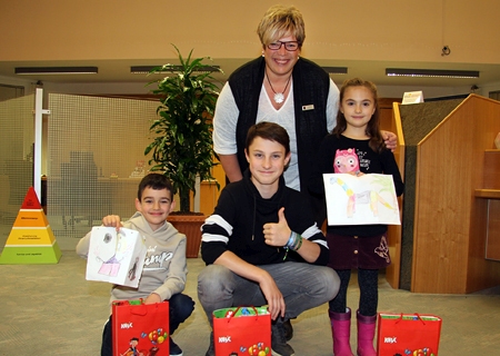 Siegerehrung in der Sparkasse in Hochbruch: Die Kids freuten sich wie Bolle.