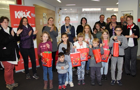 Viel Applaus für die sieben Gewinner-Kinder Levana Histermann, Rüya-Su Öcalan (mit ihrem Bruder Mikail), Elisabeth Schuster, Lena Jochums, Finn Bauer, Lina-Sophie Olsen und Alper Kocacoban (v.l.n.r.). Die stellvertretende Geschäftsstellenleiterin Christina Bauer (ganz rechts) überreichte die prall gefüllten Tüten und gratulierte herzlich.