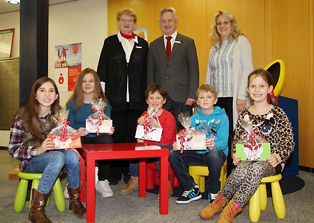 Antonia Hell (8), Michelle Baumgärtner (12), Luca Wendrich (7), Anton Bondar (9) und Mia Jakesevic (6) gewannen beim Sparkassen-Rätsel schöne Gutscheine. Heidrun Aernout, Lothar Steinberger und Regina Oettling gratulierten herzlich.