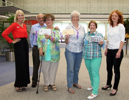 Sparkassenmitarbeiterin Sandra Eiserich (v.r.n.l.) überreicht Sigrid Peters, Helga Hohnrodt sowie Marlene und Günter Mätzig die Gutscheine. Vanessa Piasny gratulierte den Gewinnern der Gesundheitswoche herzlich.