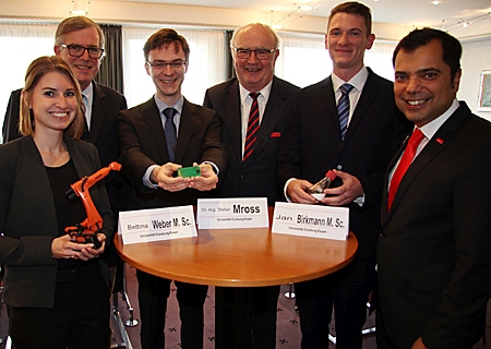 Bettina Weber, Dr.-Ing. Stefan Mross  (3.v.l.) und Jan Birkmann (2.v.r.) sind die drei Preisträger der Innovationspreise Ingenieurwissenschaften. Giovanni Malaponti (ganz rechts), Dr. Klaus-G. Fischer (Förderverein Ingenieurwissenschaften) und Professor Andres Kecskeméthy (2.v.l.) gratulierten herzlich.