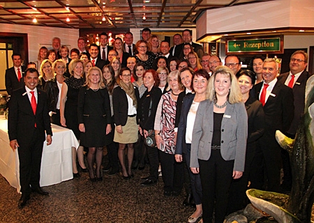 45 Sparkassen-Jubilare kamen zum Dankeschön-Abendessen, ganz links: Vorstandsvorsitzender Giovanni Malaponti. 