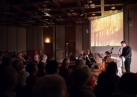 Weckten den Frühling in der Sparkasse an der Poststraße für rund 100 Zuhörer auf (v.l.n.r.): Thomas Hunsmann, Volker Kuinke, Karin Jochums und Christian Behrens.