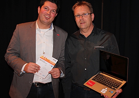 Oliver Heger (links) übergab Klaus Geisdorf das Laptop.