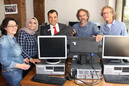 Suada Redzovic (von links), Saile Karabulut, Giovanni Malaponti, Dr. Ulrich Steuten und Stephan Nies in der Computerecke des Flüchtlingszentrums an der Xantener Straße. Die Ehrenamtlichen vom Netzwerk Mitte freuten sich nicht nur über Tastaturen und Mäuse, sondern auch über eine Spende von 250 Euro.