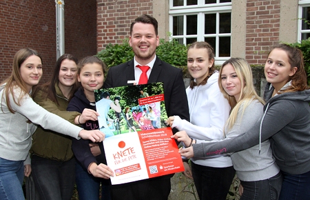 Die Klassensprecherinnen Paula Nobes, Hannah Möller, Franzi Kalscheur, Hannah Siepmann, Anna Kocea und Helen Lemken (v.l.n.r.) sind von Marvin Brünkens Argumenten überzeugt: „Ja, die Marienschule nimmt am Video-Wettbewerb der Sparkasse am Niederrhein teil.“ Damit sind bisher sechs weiterführende Schulen aus dem Geschäftsgebiet der Sparkasse am Niederrhein im Rennen um die Party-Zuschüsse von 1.000, 750 und 500 Euro.