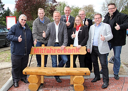 Freuen sich über die neuen Mitfahrerbänke (v.l.n.r.): Horst Wichert, Thomas Hommen, Thomas Ahls, Bernd Zibell, Kathrin Hüsch, Franz-Josef Spölmink, Edgar Giesen und Markus Kellings. 