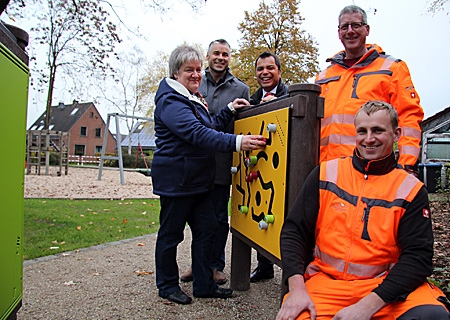 Hatten sichtlich Spaß auf dem neuen Spielplatz in Labbeck (v.l.n.r.): Ortsvorsteherin Hildegard Pieper, Bürgermeister Heiko Schmidt und Sparkassen-Vorstandsvorsitzender Giovanni Malaponti sowie Johannes Kanders und Dominik Hartjes (vorne) vom Bauhof.