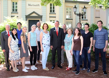 Professorin Ruth Ziesak (Mitte), Dr. Christiane Schumann (5.v.r.) und Sparkassenvorstand Bernd Zibell (7.v.r) begrüßten die Teilnehmer des 14. Moerser Musiksommers. 