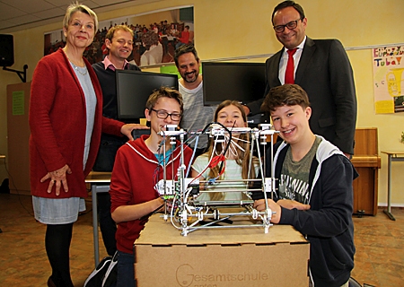 Schulleiterin Regina Schneider (links) und ihre Kollegen (nach rechts) Ralf Mengede und Christian Haug bedankten sich bei Sparkassenvorstand Frank-Rainer Laake für die Spende. Leo Thiemann, Luisa Bruns und Karl Mölders (v.l.n.r.) präsentierten ihren selbst gebauten 3D-Drucker. 