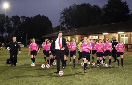 Die U19-Kickerinnen des SV Sonsbeck fühlen sich in den neuen Trikots von Sparkasse und Provinzial pudelwohl. Das freut Trainer Heiko Bölting (r.), Co-Trainer Sammy Gielen (l.) und Geschäftsstellenleiter Patrick Beyl (Mitte).