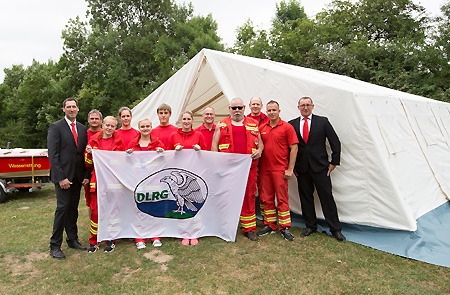 Sparkasse am Niederrhein gab 1.000 Euro für das neue Mannschaftszelt der DLRG-Ortsgruppe Orsoy.
