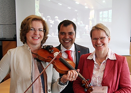 Bettina Dreier (links) und Birgit Grupp stellten gemeinsam mit Giovanni Malaponti das Programm zum Jubiläum des Niederrheinischen Kammerorchesters Moers vor. 