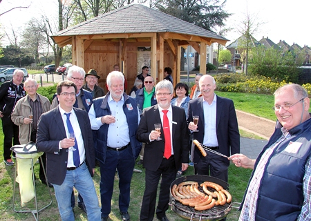 Sekt und Bratwurst spendierte der Heimatverein Herrlichkeit Ossenberg seinen Gästen zur Einweihung des Pavillons auf dem Dorfplatz. Bürgermeister Frank Tatzel, Ulrich Glanz und Helmut Hofmann vom Heimatverein, Heinz Geßmann von der Sparkasse sowie der Erste Beigeordnete Dieter Paus (v.l.n.r.) stießen auf das stabile Holzhaus an. Ludger Opgenorth (r.) sorgte für knackige Bratwürste. 