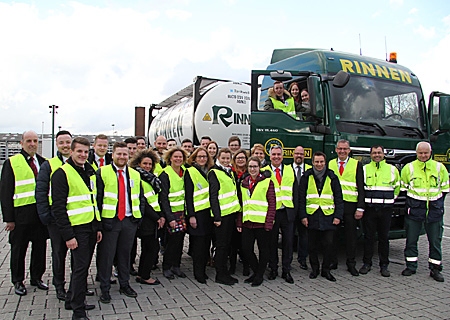 Auszubildende der Sparkasse am Niederrhein beim Besuch der Spedition Rinnen. Prokurist Michael Roth (4.v.r.) und sein Team nahmen sich mehr als drei Stunden Zeit für den Besuch. Sparkassenvorstand Bernd Zibell (3.v.r.): „Das ist eine tolle Möglichkeit für unsere Azubis, hinter die Kulissen eines international erfolgreichen Unternehmens zu blicken.“