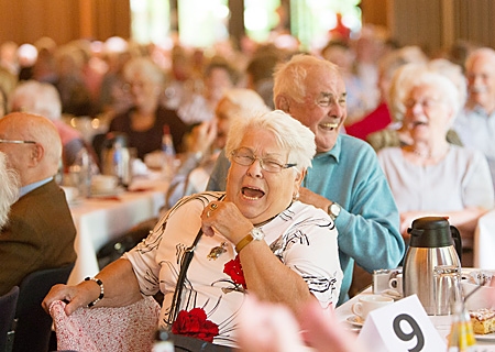 Viel zu lachen hatten die 370 Gäste beim Seniorenherbstfest der Sparkasse im Kulturzentrum Rheinkamp.