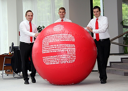 Maximilian Langer, Jan Gerlich und Robert Kolassa können es kaum erwarten. Die drei Sparkassen-Mitarbeiter gehören zum Sponsoren-Team, das am Festival-Samstag beim großen MAP-Finale den Sparkassen-Ball in die Party-Menge wirft.