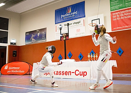 Der Moerserin Johanna Féron (r.) versucht im Finalgefecht ihre Führung über die Zeit zu retten. Doch letztlich gewinnt die Weinheimerin Maike Erhardt (l.) den Sparkassen-Cup mit einem Treffer Vorsprung.