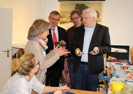 Katharina Berndt, Gabriele Berndt-Bathen, Bernd Zibell, Gerrit Klein und Markus Nacke an einem Arbeitsplatz in der Kunstschule. Die Sparkassen-Kulturstiftung fördert jetzt auch deren Worksshops für Kids aus der Kinderheimat.