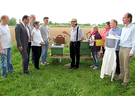 Imker Friedhelm Uebbing (Mitte) berichtet Vorstand Frank-Rainer Laake und Birte Frie von der Sparkasse (2. und 4. v.l.), was Interessenten am Lehrbienenstand am ehemaligen Kloster in Mörmter lernen können. Mit dabei (v.r.n.l.): Guido Stück, Hermann Fricke, Carolina Mildebrath und Gerhild Mattissen vom Imkerverein. Ganz links: Hofleiter Moritz Bucher und (5.v.l.) sein Stellvertreter Vinicius Moreira, 3.v.l.: Imker Patrik Hüßon.   