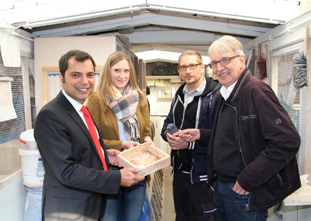 Sparkassenchef Giovanni Malaponti, Projektleiterin Stefanie Metzner, Anleiter Martin Oswald und Geschäftsführer Dr. Ulrich Rauter im Stadttaubenhaus am Moerser Bahnhof. Dort leben aktuell 350 Tiere, die keinen Nachwuchs mehr ausbrüten können, weil ihre Eier gegen Attrappen ausgetauscht werden.