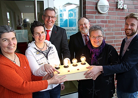 v.l.: Jutta Orgassa (Moerser Arbeitslosenzentrum), Anneke van der Veen (Treff55), Bernd Zibell (Sparkasse am Niederrhein), Ulrich Geilmann (techn. Beigeordneter, Stadt NV), Claudia Groß (Moerser Arbeitslosenzentrum) und Stephan Baur (Klimaschutzmanager, Stadt NV).