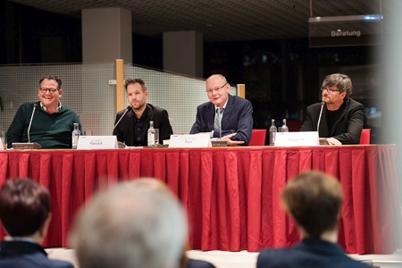 Diskutierten in der Kundenhalle der Sparkasse am Niederrhein über das Wesen, die Wirkung und die Folgen von Fake-News (v.l.n.r.): Thomas Hüser, Dr. Martin Florack, Professor Dr. Rolf Parr und Dr. Steffen Pappert.