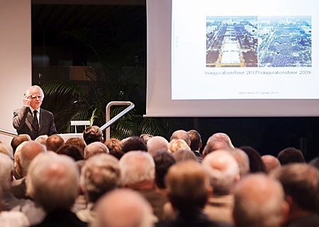 Der Gerrmanist Professor Ulrich Schmitz schaute mit rund 200 Gästen der Universitätswochen hinter die Kulissen der Sprache. 