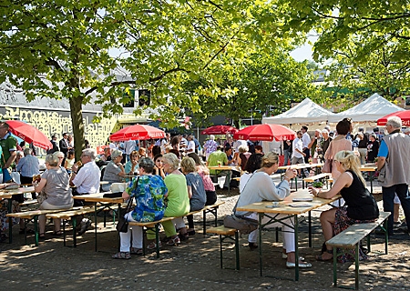 Rund 1000 Gäste erwartet die Sparkasse zum Vereinsfrühschoppen in und an der Festivalhalle.