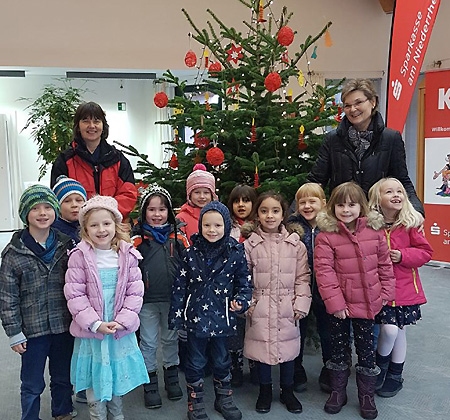 Die Vorschulkinder vom Montessori-Kinderhaus schmückten den Tannenbaum in der Sparkasse in Hochbruch.