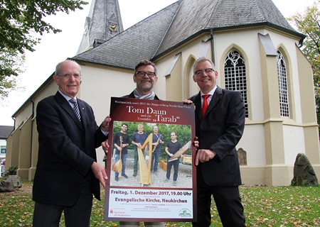 Dr. Lutz Kind und Heiner Wienicke von der Bürgerstiftung Neukirchen-Vluyn sowie Sparkassenvorstand Bernd Zibell (v.l.n.r.) laden zum Konzert des Harfenisten Tom Daun mit seinem Tarab-Ensemble am 1. Dezember um 19 Uhr in die evangelische Dorfkirche Neukirchen ein. Die Karten kosten im Vorverkauf und an der Abendkasse 10 Euro, der Eintritt für Kinder bis acht Jahren ist frei.