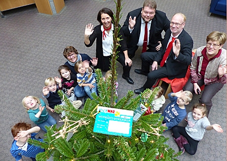 Die Kinder des evangelischen Kindergartens schmückten den Baum in Kapellen. 