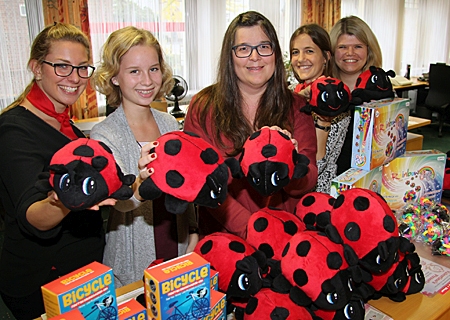 Freuen sich zusammen mit den Marienkäfern auf die kleinen Sparer (v.l.n.r.): Michelle Laubinger, Lara Floerkens, Ulrike Wilms-Umbach, Nadja Schmitz und Sarah Baumgärtner.