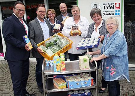 Freuen sich, dass der Umzug der Tafel so gut geklappt hat (v.l.n.r.): Frank-Rainer Laake (Sparkasse), Bürgermeister Thomas Görtz, Kirsten Schwarz (Tafel), Michael Verhalen (Stadt Xanten), Harald Rieberer, Brunhild Demmer (Caritas) und Gudrun Rieberer. 