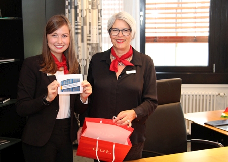 Julia Pilger und Monika Pogacic ermittelten, wer die erste Extra-Knete von der Sparkasse am Niederrhein bekommt. Herzlichen Glückwunsch, liebes Team vom Rheinkamper Gymnasium!