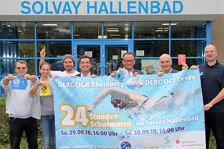 Rühren die Werbetrommel für das 24-Stunden-Schwimmen am 29. und 30. September im Solvay-Hallenbad (v.l.n.r.): Gilbert Delaporte von der DLRG-Rheinberg, Stefanie Kaleita von der Stadtverwaltung, Sebastian Sturm vom Jugendzentrum Zuff, Bürgermeister Frank Tatzel, Sparkassenvorstand Frank-Rainer Laake, Solvay-Werksleiter Norbert Mülders und Lars Geldermann von der DLRG-Orsoy.