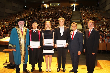 Dr. Yuan Gao, Dr. Lisa Scheunemann und Max Frei halten ihre Urkunden in Händen. Die Ingenieure freuen sich über die Innovationspreise Ingenieurwissenschaften der Sparkasse am Niederrhein. Giovanni Malaponti (2. v.r.) hielt vor rund 800 Gästen bei der Absolventenfeier im Uni-Audimax die Laudatio, Professor Axel Hunger (l.) und Dr. Wolf-Eberhard Reiff gratulieren herzlich.