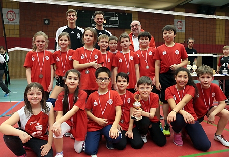 Marketingchef Heiner Rütjes (hinten rechts) überreichte zum Abschluss des Adler-Sparkassen-Cups die Pokale. Die MSC-Spieler Jonas Hoppe und Lukas Schattenberg (hinten links) freuten sich mit den Kindern.