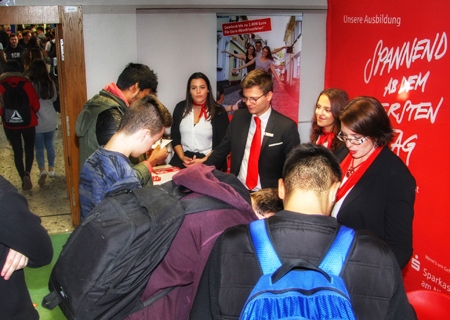 Christine Heinrichsmeyer (v.r.n.l.), Lara Ena, Fernando Escudero und Kathrin Müller am Stand der Sparkasse bei der Ausbildungsbörse am Mercator-Berufskolleg.