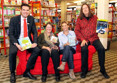 Stefan Ertelt, Ursula Wiltsch, Alexandra Kipper und Volker Kuinke (v.l.) freuen sich über die gelungene Leseförderung im Stadtteil Repelen.