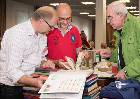 Harald Schönherr (links) organisiert den Briefmarken-Tauschtag am Sonntag, 26. August, ab 10 Uhr im Casino der Sparkassen-Hauptstelle am Ostring 6 in Moers.