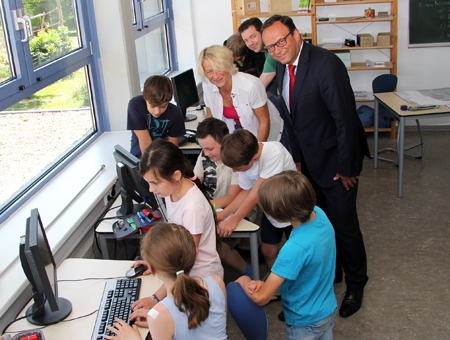 Die Schüler der Montessori-Realschule können ab sofort in zwei Klassenzimmern Computer nutzen. Schulleiterin Steffi Grefen und Lernbegleiter Erhan Aydogan (dahinter) zeigen Vorstand Frank-Rainer Laake, wie im Unterricht mal eben schnell was recherchiert werden kann. Die Sparkasse am Niederrhein hatte der Schule insgesamt vier PCs geschenkt.