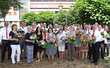 37 Beschäftigte der Sparkasse am Niederrhein sind in diesem Jahr 25 oder 40 Jahre im Dienst. An mehreren Terminen lädt der Vorstand die Jubilare zu einer Feierstunde ein, bei denen auch der Personalrat gratuliert und Blumensträuße überreicht. Hier das Foto von der August-Ehrung mit Vorstand Bernd Zibell (l.).